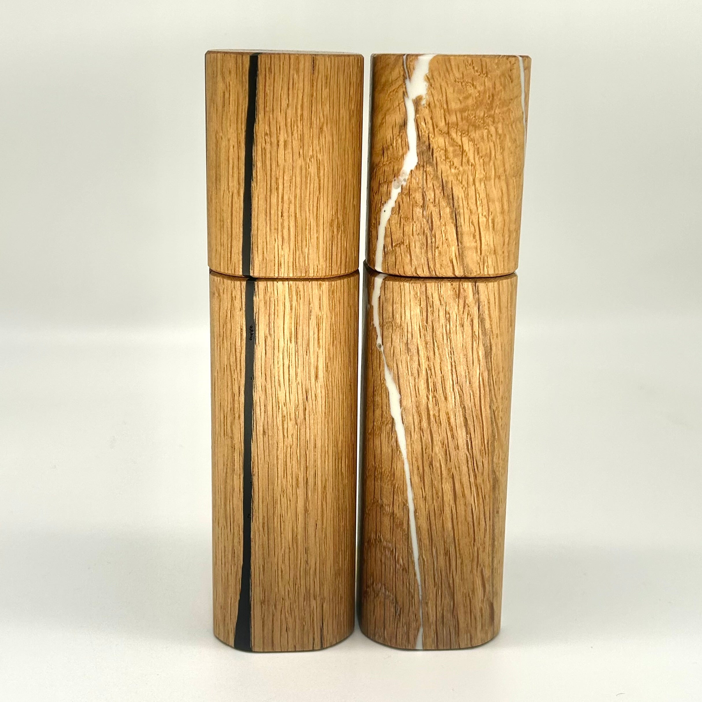 Gewürzmühlen Duo  Eiche   "white-black stripes" (epoxidharz) - daskuechenholz