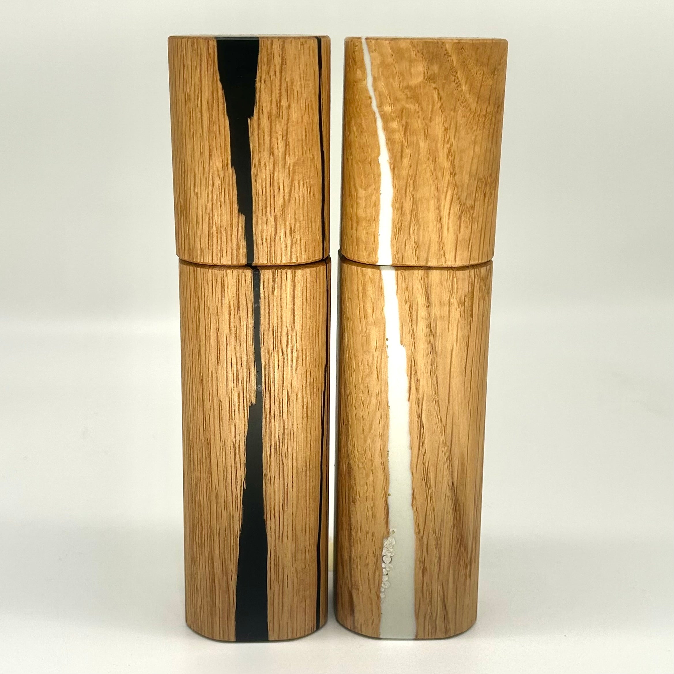 Gewürzmühlen Duo  Eiche   "white-black stripes" (epoxidharz) - daskuechenholz