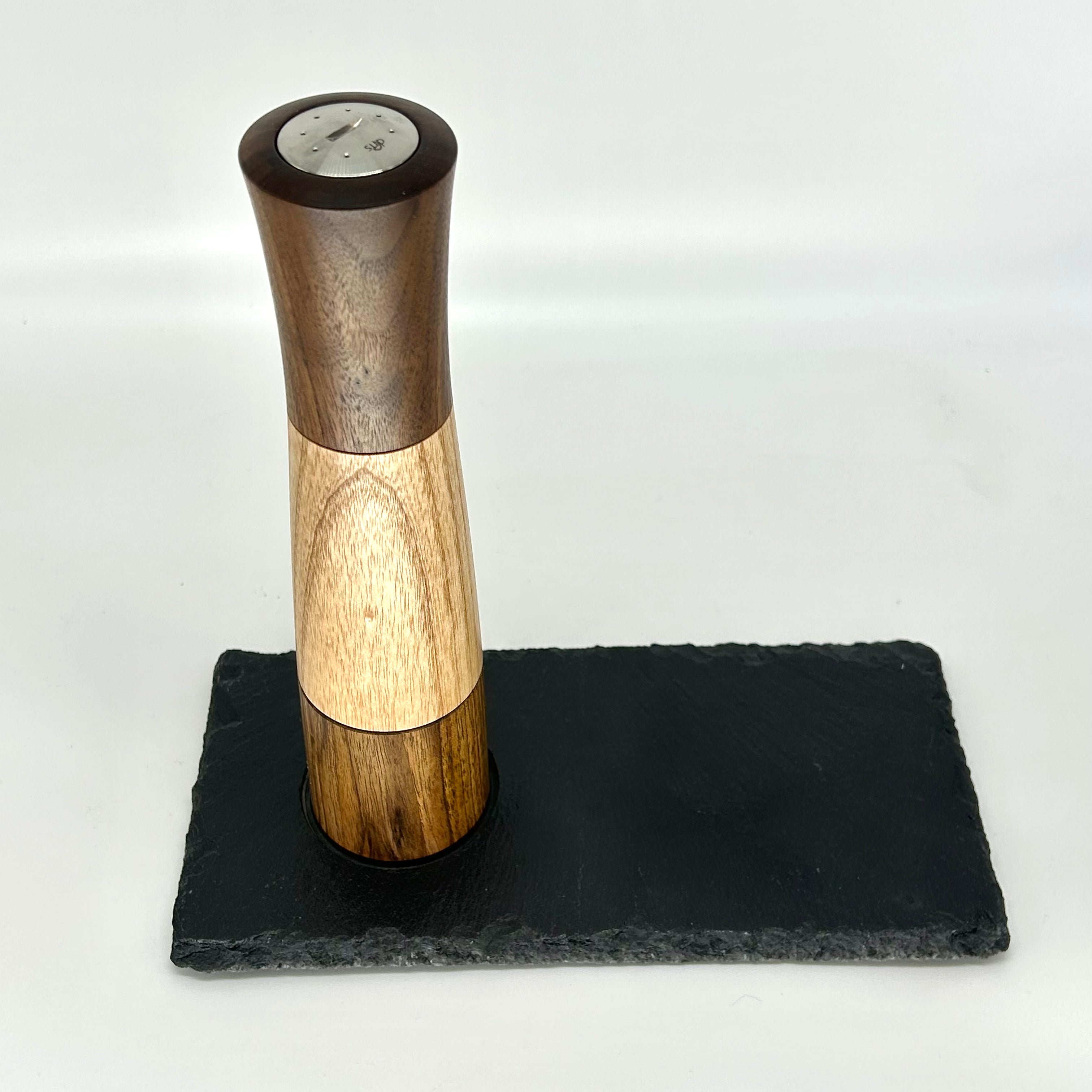 Kombi Gewürzmühle mit integriertem Salz oder Pfeffer Streuereisatz   „Walnuss Esche Walnuss “Untersetzer aus Schiefer - daskuechenholz