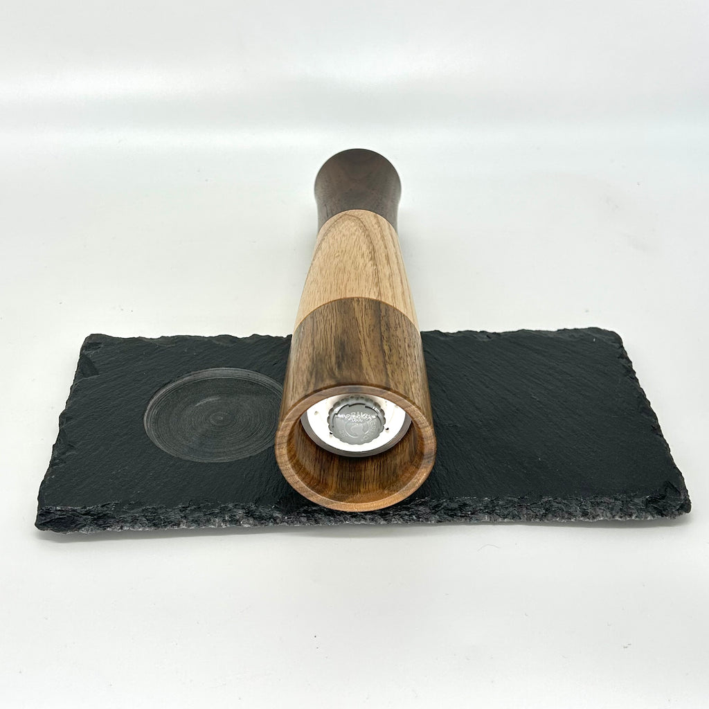 Kombi Gewürzmühle mit integriertem Salz oder Pfeffer Streuereisatz   „Walnuss Esche Walnuss “Untersetzer aus Schiefer - daskuechenholz