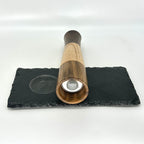 Kombi Gewürzmühle mit integriertem Salz oder Pfeffer Streuereisatz   „Walnuss Esche Walnuss “Untersetzer aus Schiefer - daskuechenholz