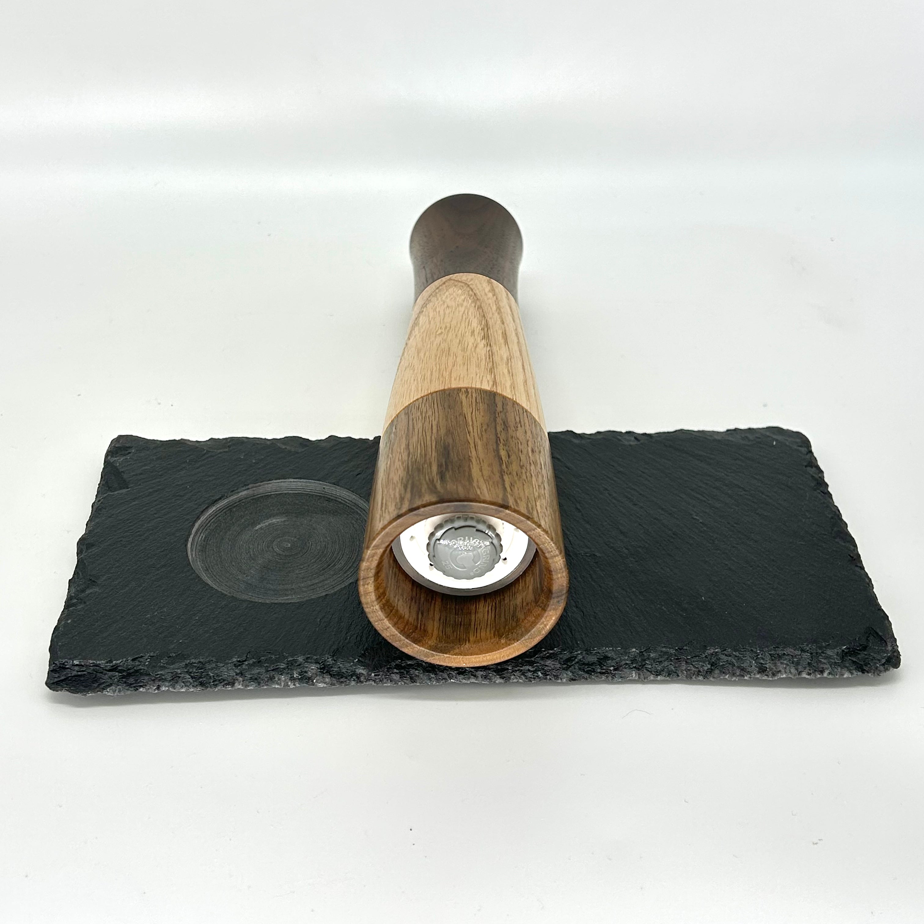 Kombi Gewürzmühle mit integriertem Salz oder Pfeffer Streuereisatz   „Walnuss Esche Walnuss “Untersetzer aus Schiefer - daskuechenholz