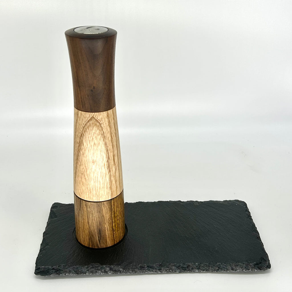 Kombi Gewürzmühle mit integriertem Salz oder Pfeffer Streuereisatz   „Walnuss Esche Walnuss “Untersetzer aus Schiefer - daskuechenholz