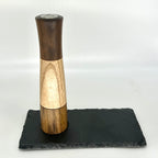 Kombi Gewürzmühle mit integriertem Salz oder Pfeffer Streuereisatz   „Walnuss Esche Walnuss “Untersetzer aus Schiefer - daskuechenholz