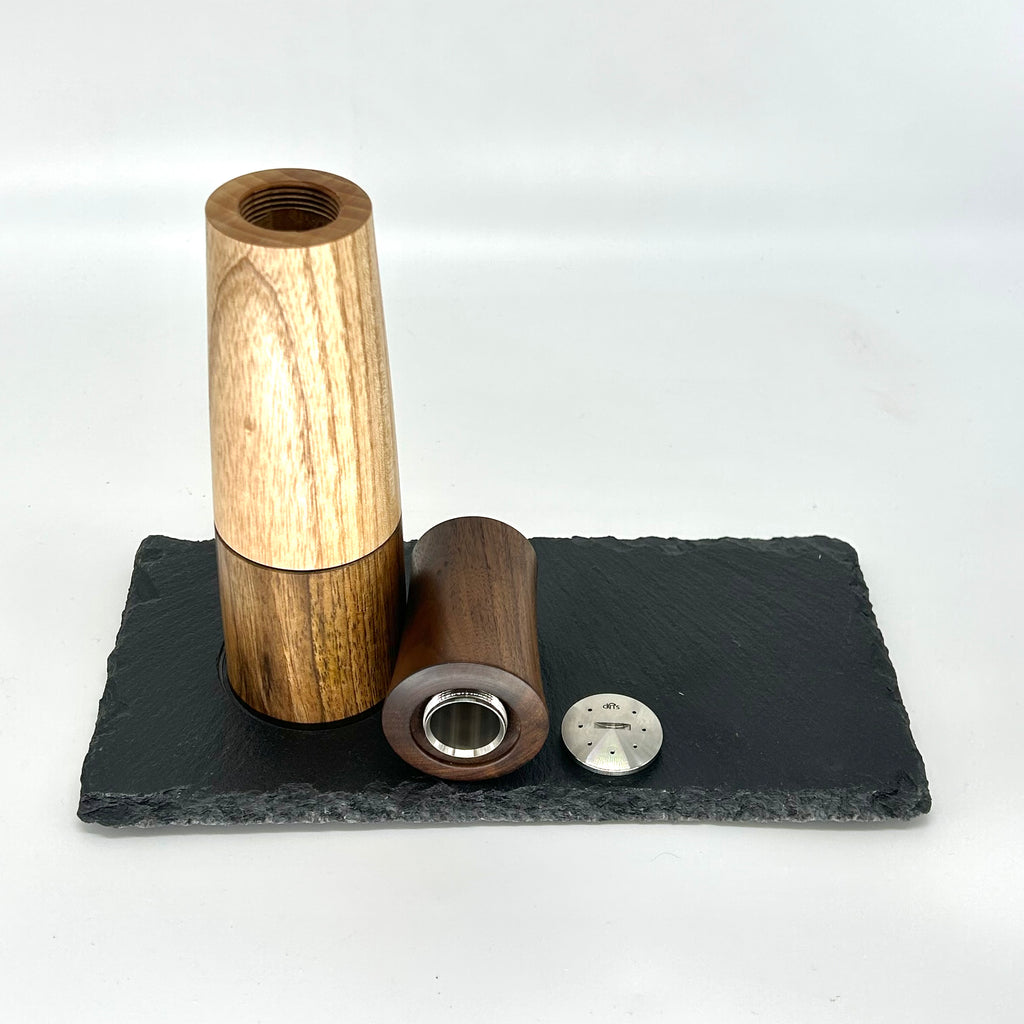 Kombi Gewürzmühle mit integriertem Salz oder Pfeffer Streuereisatz   „Walnuss Esche Walnuss “Untersetzer aus Schiefer - daskuechenholz