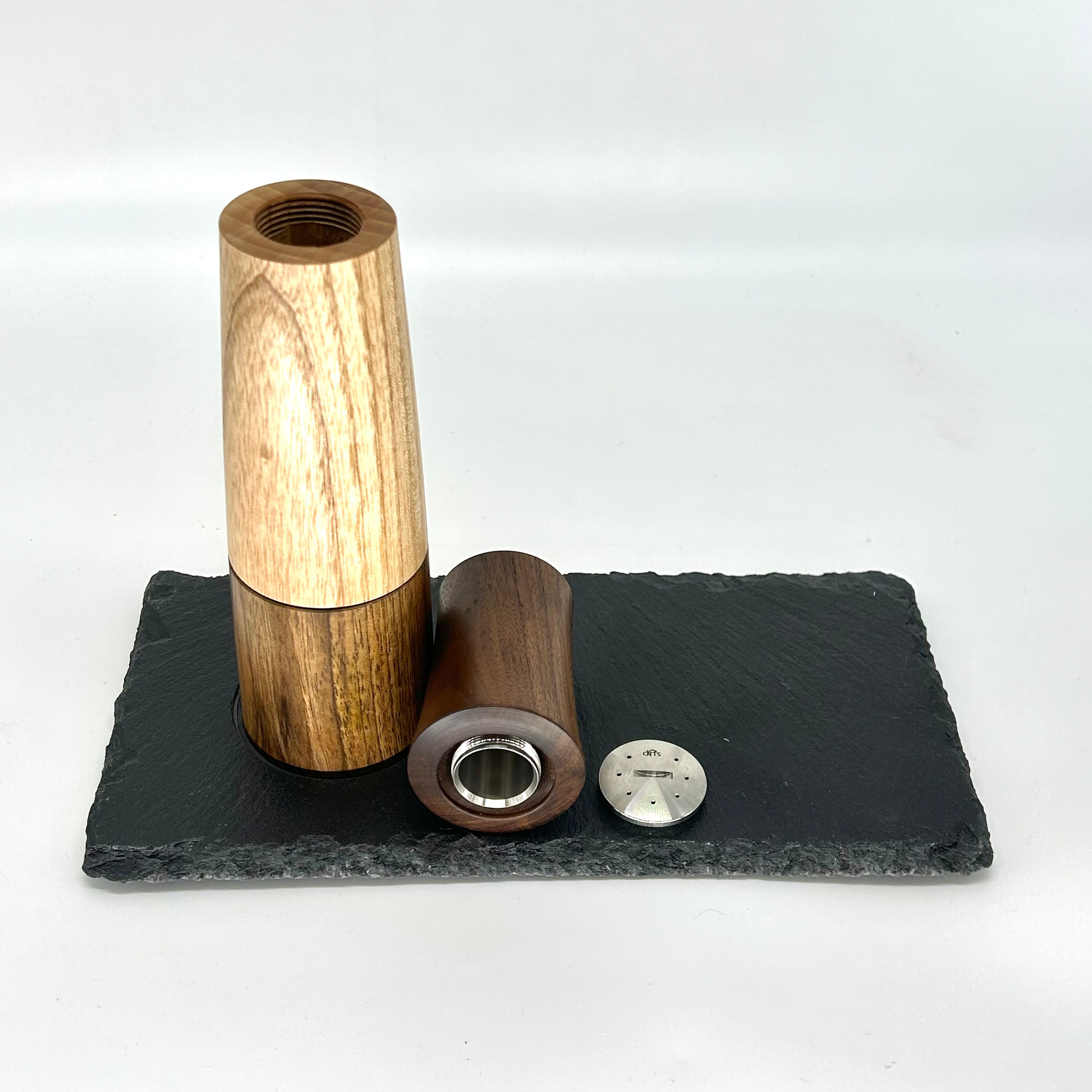 Kombi Gewürzmühle mit integriertem Salz oder Pfeffer Streuereisatz   „Walnuss Esche Walnuss “Untersetzer aus Schiefer - daskuechenholz