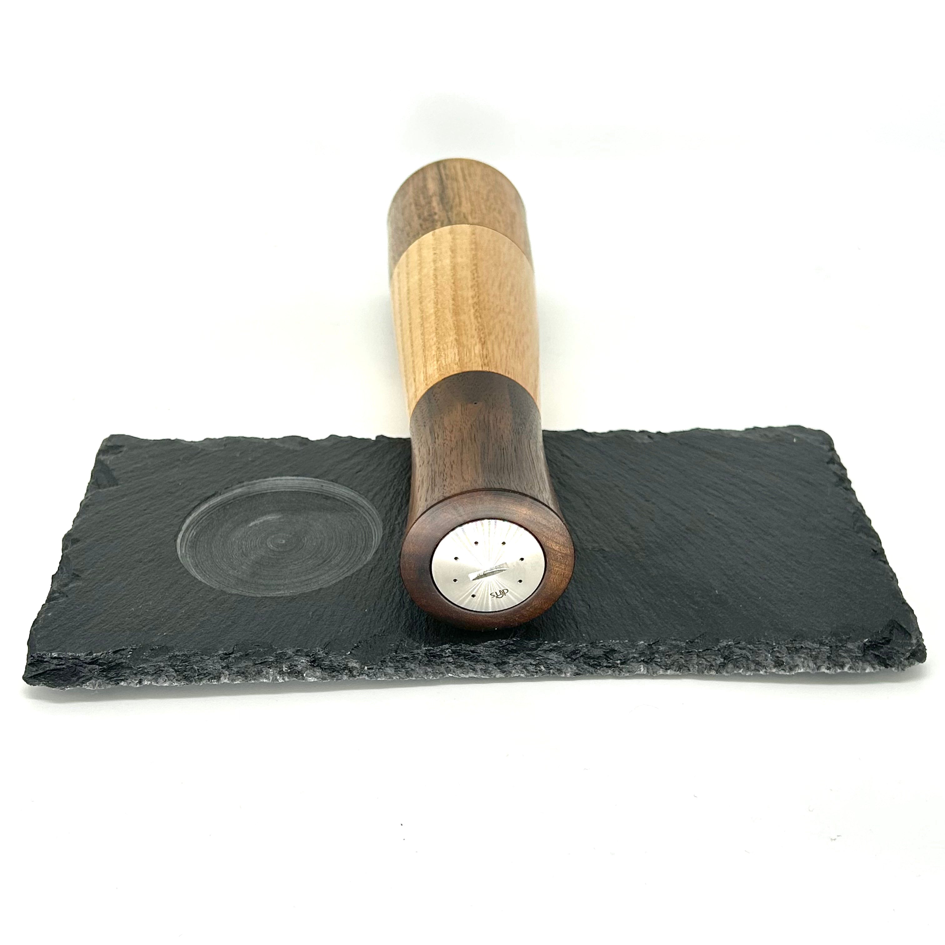 Kombi Gewürzmühle mit integriertem Salz oder Pfeffer Streuereisatz   „Walnuss Esche Walnuss “Untersetzer aus Schiefer - daskuechenholz