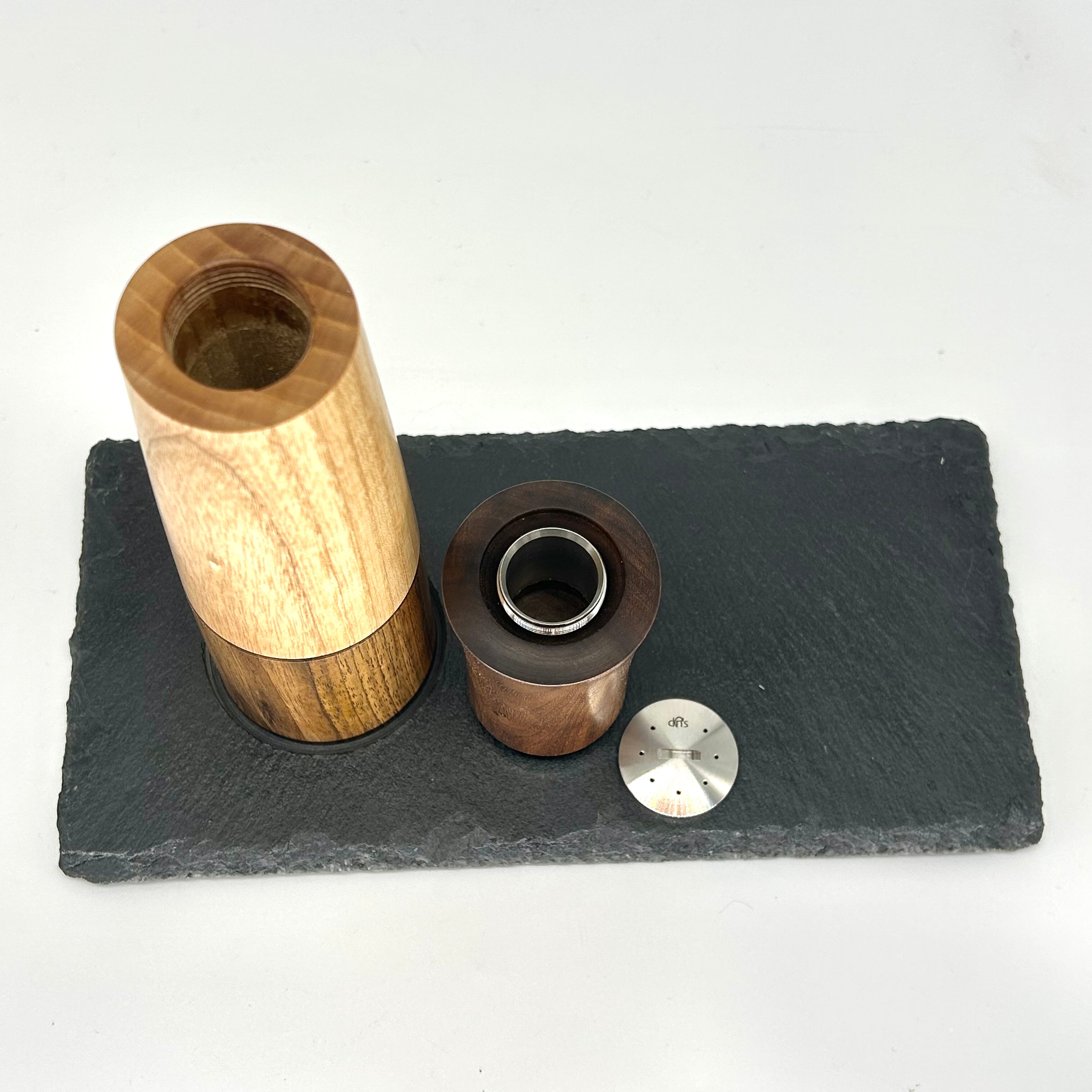 Kombi Gewürzmühle mit integriertem Salz oder Pfeffer Streuereisatz   „Walnuss Esche Walnuss “Untersetzer aus Schiefer - daskuechenholz